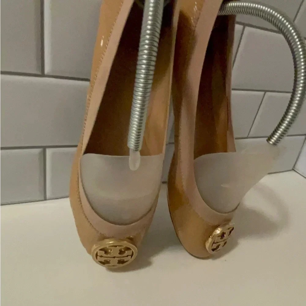 Tory burch tan color patent letter flat shoes